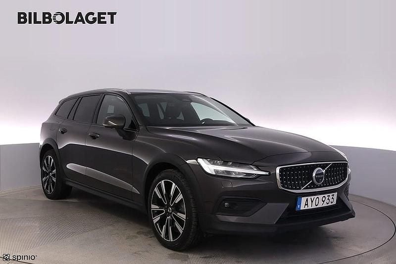 Grå Begagnad 2023 Volvo V60 CC Plus Kombi | 434 800 kr (Marknadspris) - Bild 1/4