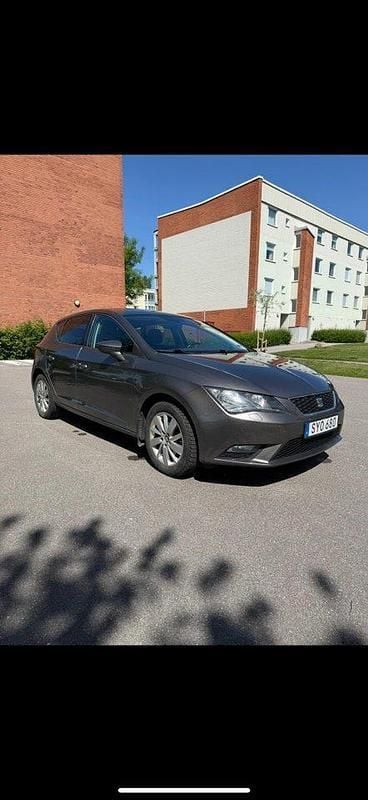Grå Begagnad 2016 Seat Leon Style Halvkombi | 93 000 kr (Marknadspris) - Bild 1/4