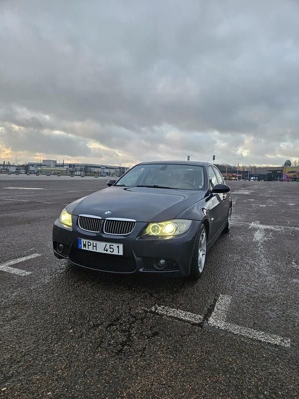 Begagnad 2005 BMW 330 Sedan | 120 000 kr (Lite dyr) - Bild 1/4
