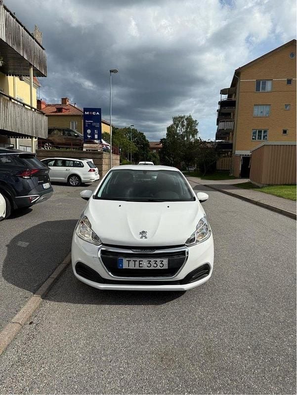 Vit Begagnad 2016 Peugeot 208 Halvkombi | 54 000 kr (Bra pris) - Bild 1/4