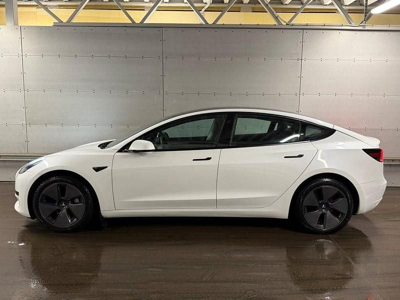 Begagnad Tesla Model 3 Standard Range 235 kW (320 HK) 2022 Vit Sedan