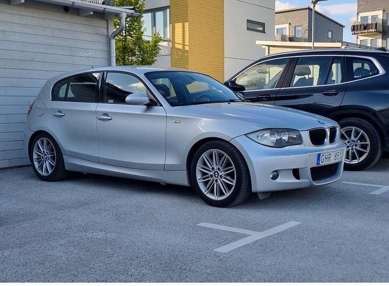 Grå Begagnad 2008 BMW 120 Advantage Halvkombi | 89 000 kr (Dyr) - Bild 1/4