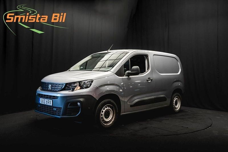 Grå Begagnad 2019 Peugeot Partner Minibuss | 139 900 kr (Bra pris) - Bild 1/3