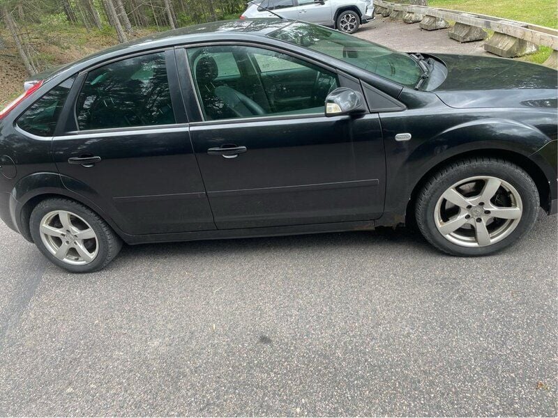 Svart Begagnad 2007 Ford Focus Halvkombi | 19 000 kr (Marknadspris) - Bild 1/4