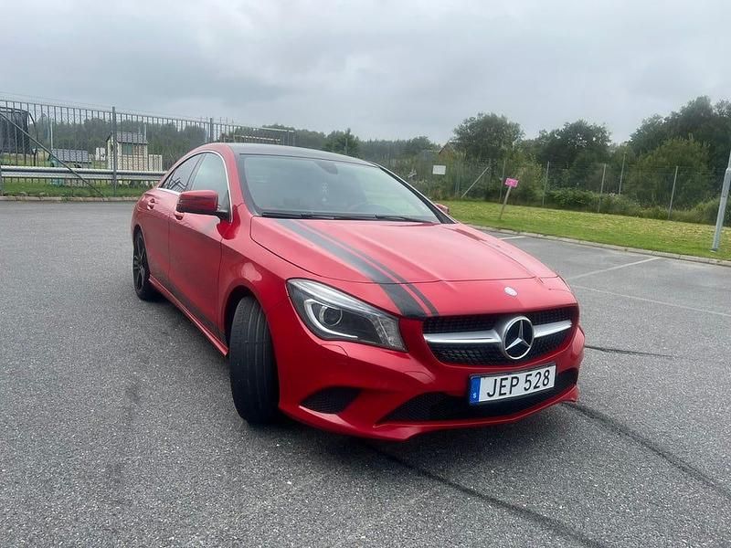 Röd Begagnad 2016 Mercedes CLA200 Sportkupé | 159 999 kr (Bra pris) - Bild 1/4
