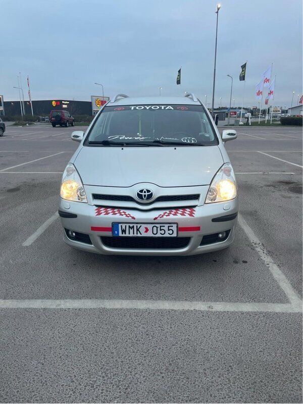 Silver Begagnad 2005 Toyota Corolla Verso Minibuss | 59 000 kr (Bra pris) - Bild 1/4