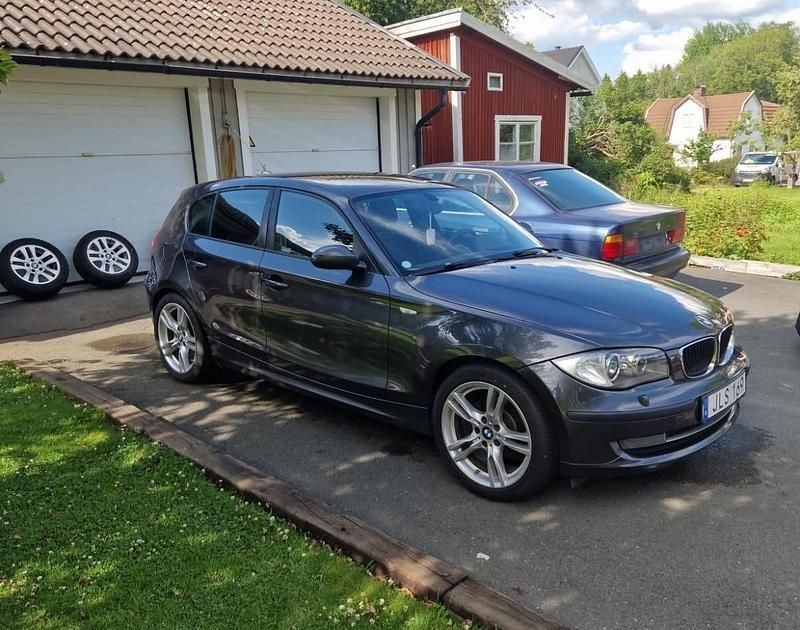 Grå Begagnad 2008 BMW 118 Advantage Halvkombi | 38 000 kr (Marknadspris) - Bild 1/4