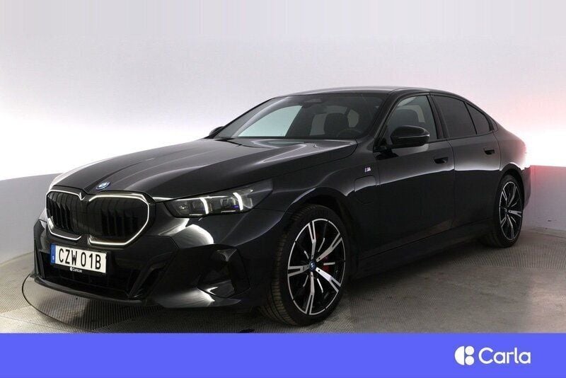 Svart Begagnad 2023 BMW 550e M Sport Sedan | 772 900 kr (Bra pris) - Bild 1/4