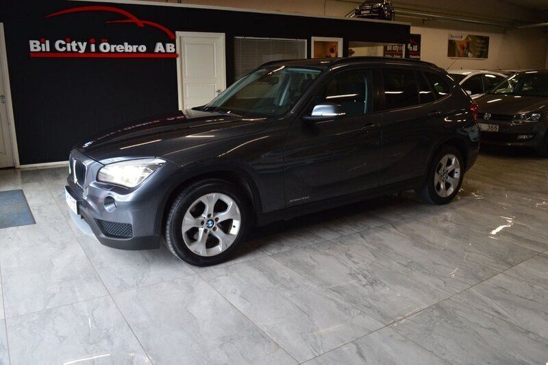 Grå Begagnad 2012 BMW X1 SUV | 99 900 kr (Marknadspris) - Bild 1/4