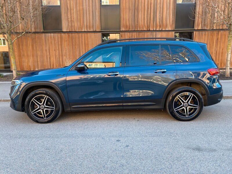 Blå (blåmetallic) Begagnad 2021 Mercedes EQB350 AMG SUV | 458 699 kr - Bild 1/4