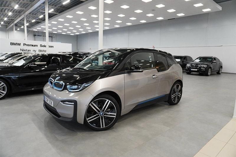 Silver Begagnad 2022 BMW i3 Halvkombi | 234 900 kr (Marknadspris) - Bild 1/4