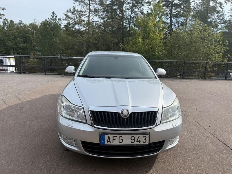 Silver Begagnad 2009 Skoda Octavia Elegance Halvkombi | 49 900 kr (Marknadspris) - Bild 1/4