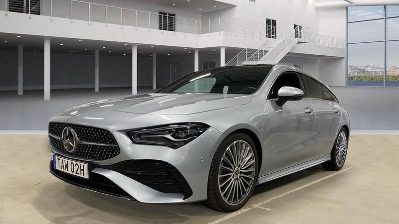 Silver Begagnad 2025 Mercedes CLA200 Shooting Brake AMG line Kombi | 389 000 kr (Marknadspris) - Bild 1/1