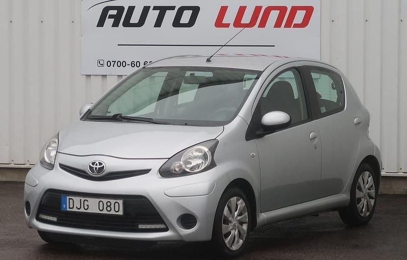 Silver Begagnad 2012 Toyota Aygo Halvkombi | 32 000 kr (Marknadspris) - Bild 1/4
