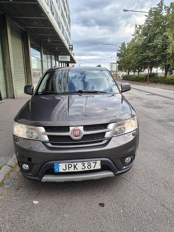 Grå Begagnad 2015 Fiat Freemont Sport SUV | 100 000 kr (Marknadspris) - Bild 1/4