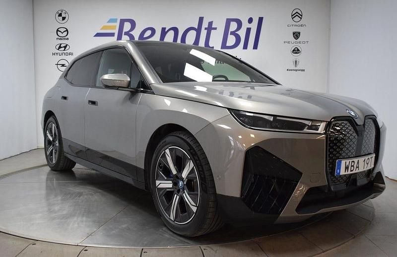 Oxide grey metallic Begagnad 2023 BMW iX Exclusive SUV | 699 500 kr (Marknadspris) - Bild 1/3