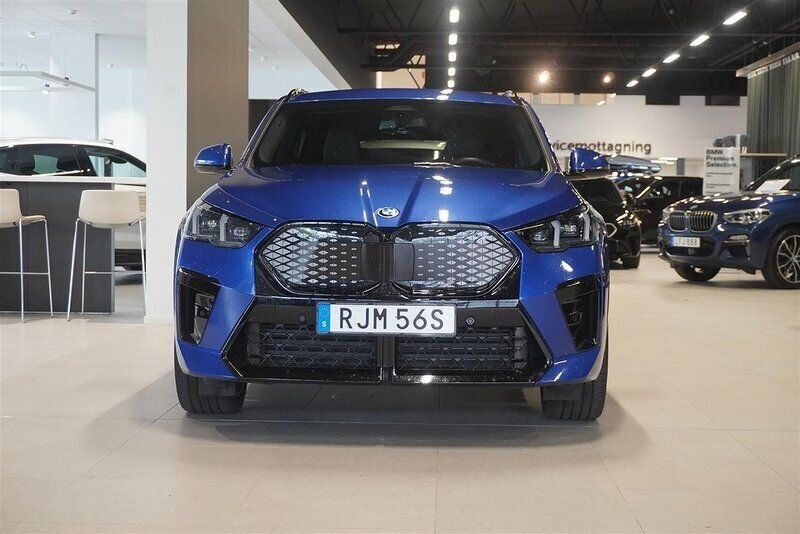 Begagnad BMW iX2 M Sport 230 kW (313 HK) 2023 Blå/lila SUV
