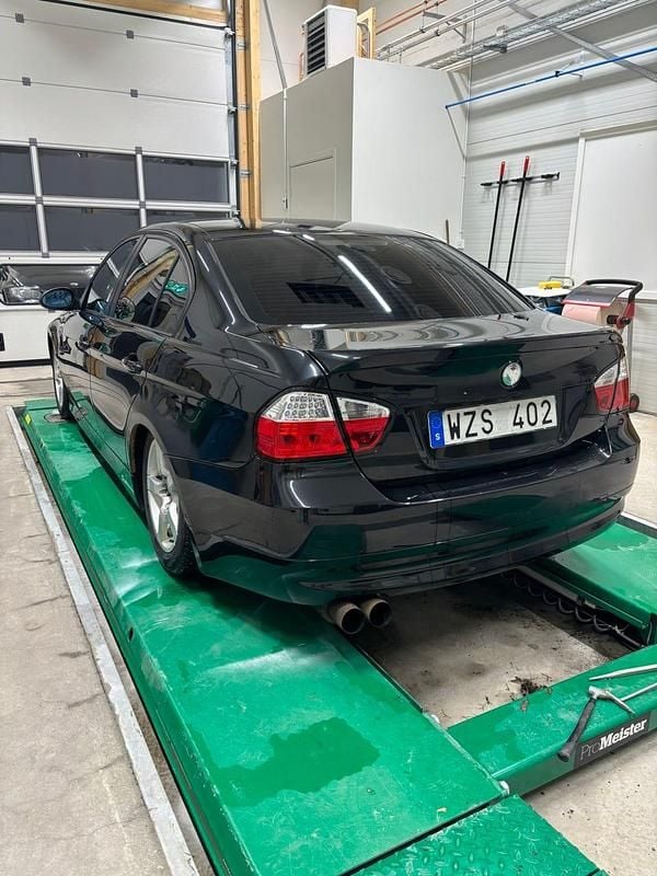 Begagnad 2005 BMW 325 Sedan | 40 000 kr (Marknadspris) - Bild 1/4