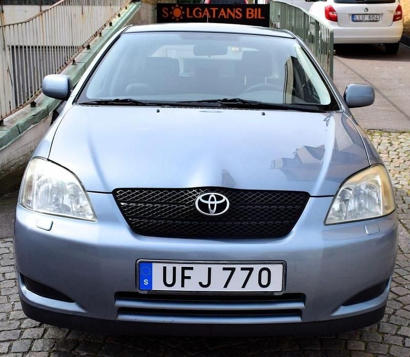 Ljusblå (blå) Begagnad 2003 Toyota Corolla Halvkombi | 21 800 kr (Marknadspris) - Bild 1/4