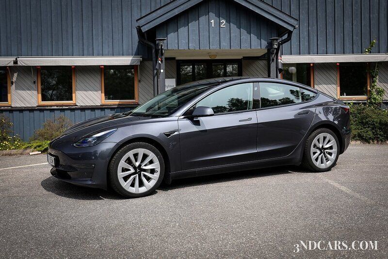 Grå Begagnad 2022 Tesla Model 3 Long Range Sedan | 329 900 kr (Bra pris) - Bild 1/4