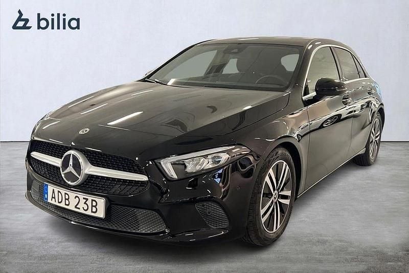 Svart Begagnad 2020 Mercedes A180 Halvkombi | 259 900 kr (Marknadspris) - Bild 1/4