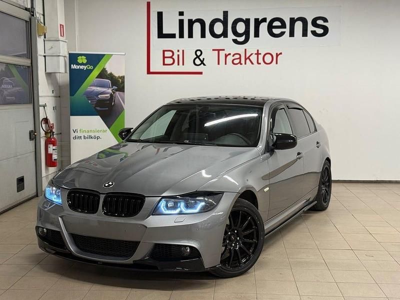 Grå Begagnad 2008 BMW 318 Sedan | 84 900 kr (Dyr) - Bild 1/4