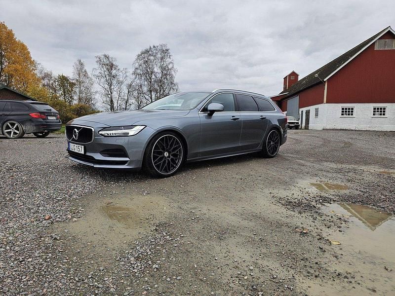 Grå Begagnad 2019 Volvo V90 Momentum Kombi | 200 000 kr (Marknadspris) - Bild 1/4
