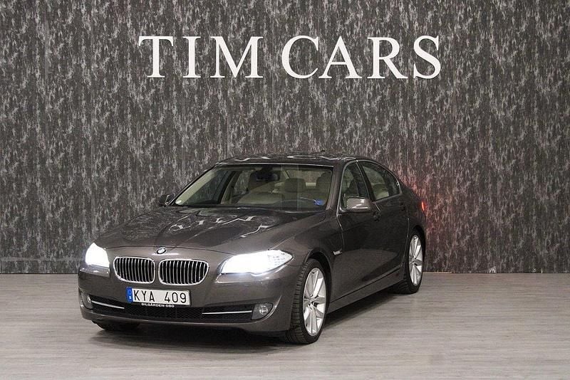 Brun Begagnad 2010 BMW 523 Sedan | 114 999 kr (Dyr) - Bild 1/4