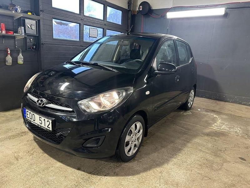 Svart Begagnad 2013 Hyundai i10 Halvkombi | 74 900 kr (Marknadspris) - Bild 1/4