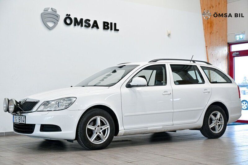 Vit Begagnad 2011 Skoda Octavia Ambiente Kombi | 54 800 kr (Lite dyr) - Bild 1/4
