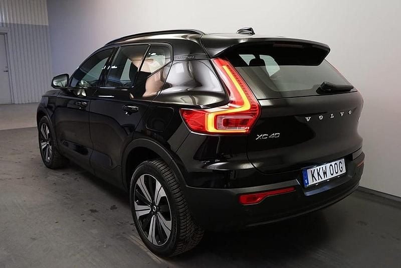 Begagnad Volvo XC40 Core 185 kW (252 HK) 2022 Svart SUV