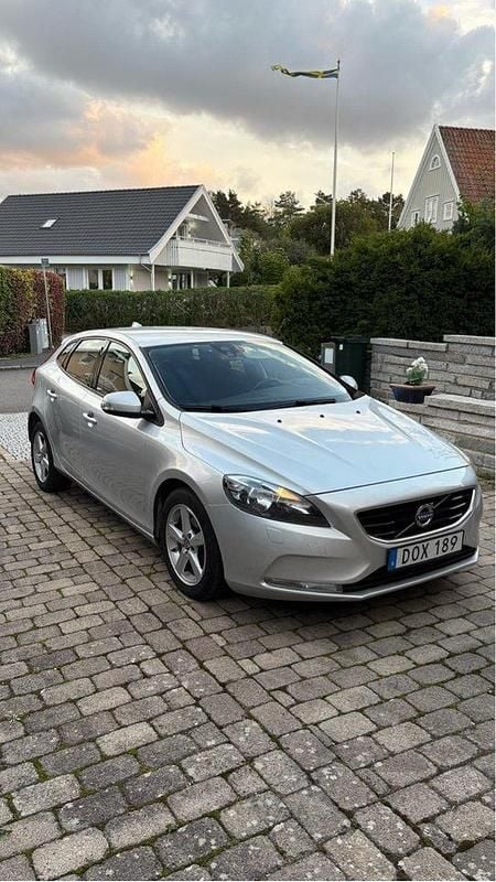 Silver Begagnad 2015 Volvo V40 Kinetic Kombi | 100 000 kr (Marknadspris) - Bild 1/4