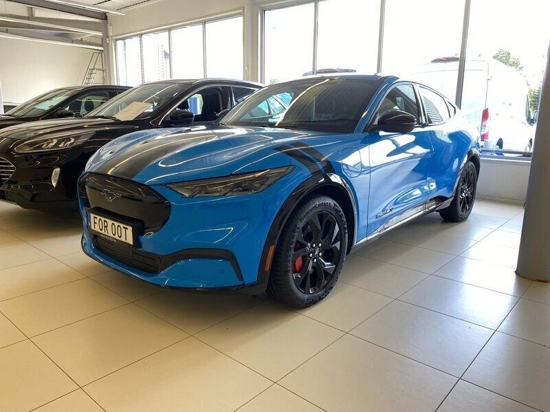 Blå Begagnad 2023 Ford Mustang Mach-E SUV | 569 000 kr - Bild 1/4