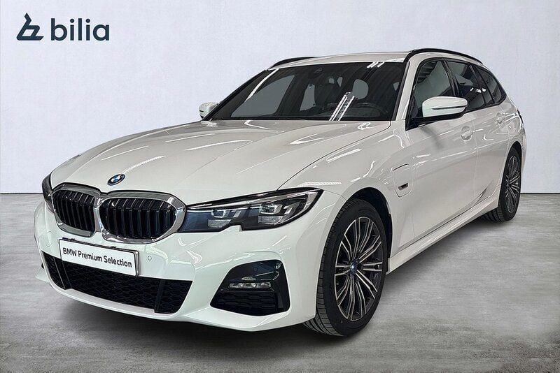 Vit Begagnad 2022 BMW 330e M Sport Kombi | 349 900 kr (Marknadspris) - Bild 1/4