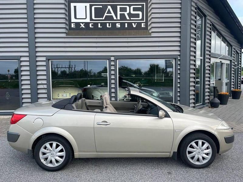 Begagnad Renault Mégane II 113 HK (83 kW) 2005 Gråbeige metallic Cab