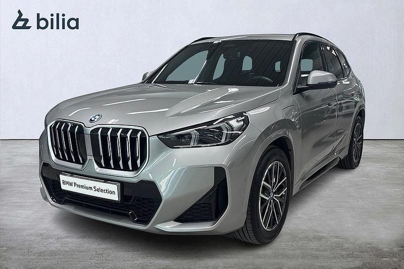 Grå Begagnad 2024 BMW X1 M Sport SUV | 599 900 kr (Dyr) - Bild 1/4