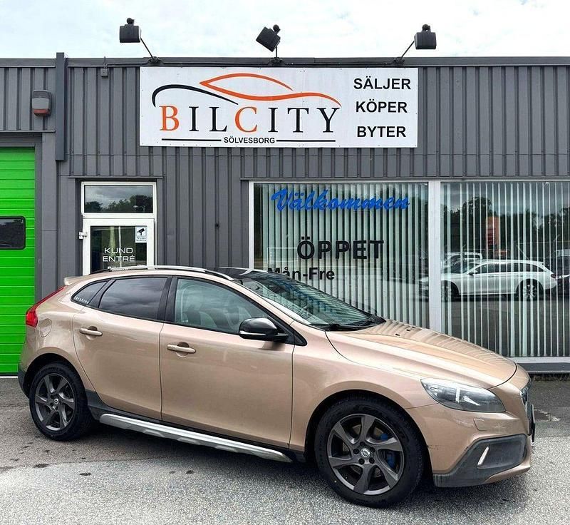 Brun Begagnad 2013 Volvo V40 CC Summum Kombi | 139 900 kr (Marknadspris) - Bild 1/4