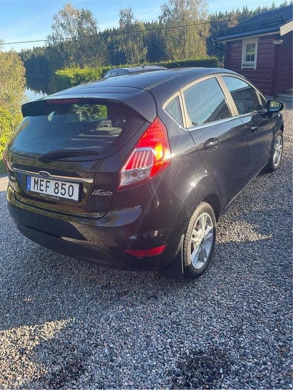 Svart Begagnad 2016 Ford Fiesta Titanium Halvkombi | 65 000 kr (Bra pris) - Bild 1/4