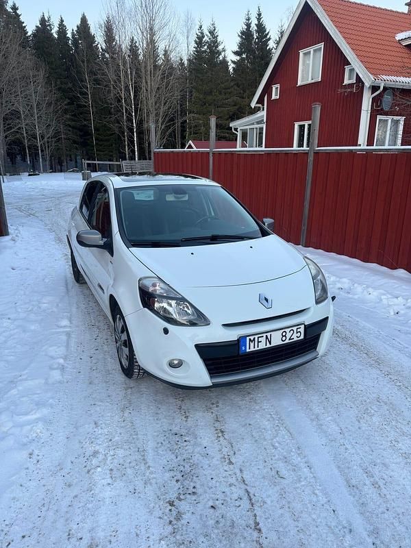 Begagnad Renault Clio IV 88 HK (64 kW) 2012 Halvkombi