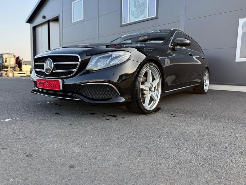 Svart Begagnad 2019 Mercedes E200 Avantgarde Kombi | 209 000 kr (Marknadspris) - Bild 1/4