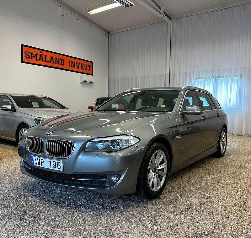 Grå Begagnad 2012 BMW 520 Kombi | 97 500 kr (Superpris) - Bild 1/4