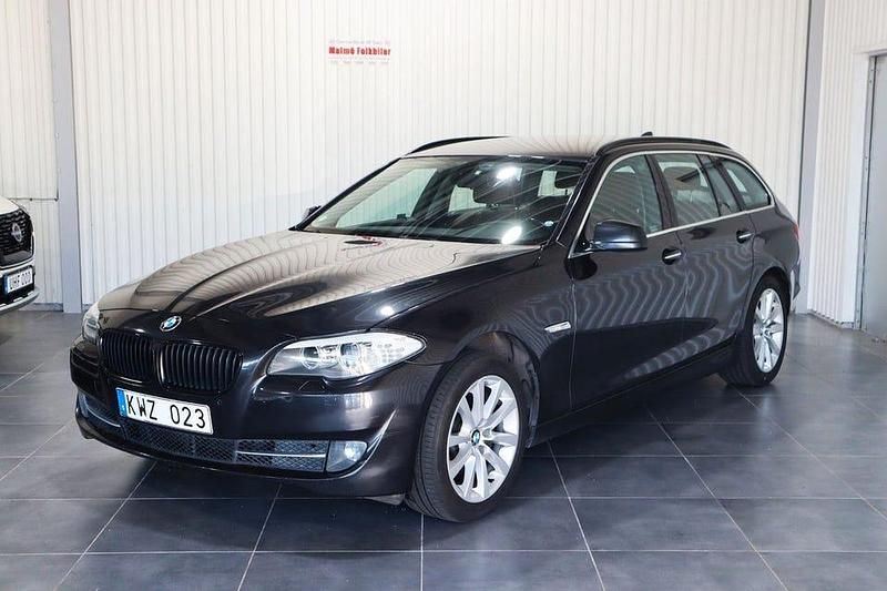 Grå Begagnad 2010 BMW 520 Kombi | 94 500 kr (Marknadspris) - Bild 1/4