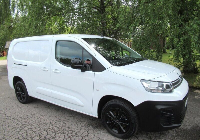 Vit Begagnad 2023 Citroën Berlingo Business Class Minibuss | 248 750 kr - Bild 1/4