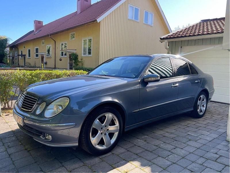 Blå Begagnad 2003 Mercedes E500 Avantgarde Sedan | 80 000 kr - Bild 1/4