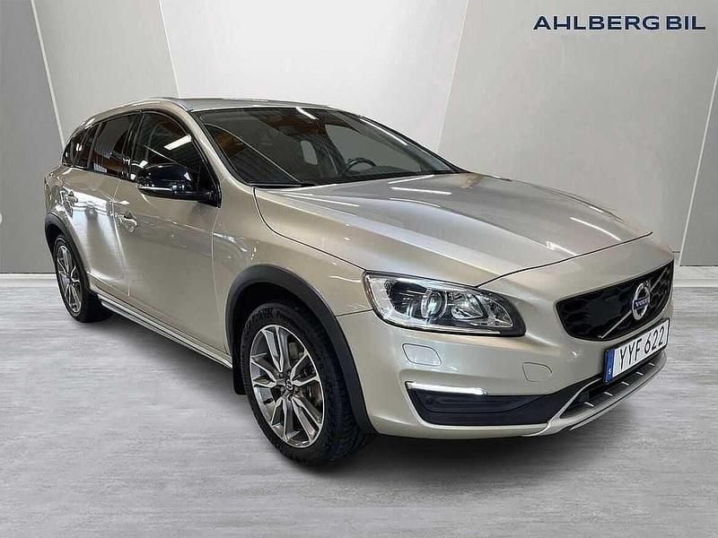 Ljusbrun Begagnad 2017 Volvo V60 CC Standard Kombi | 219 500 kr (Lite dyr) - Bild 1/3