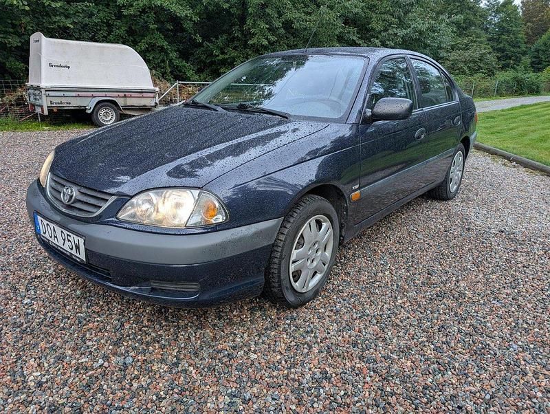 Blå Begagnad 2001 Toyota Avensis Sedan | 27 000 kr - Bild 1/4