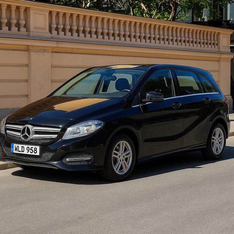 Svart Begagnad 2017 Mercedes 200 Style Halvkombi | 68 000 kr - Bild 1/3