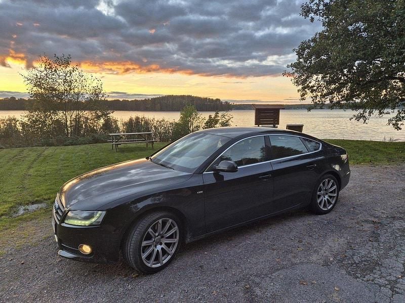 Svart Begagnad 2010 Audi A5 Sportback S-Line Halvkombi | 72 000 kr (Marknadspris) - Bild 1/4