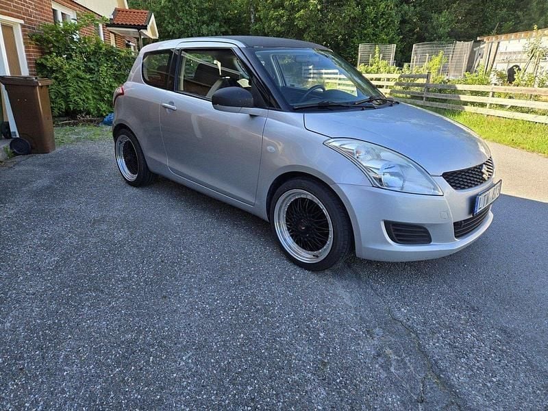 Grå Begagnad 2011 Suzuki Swift Halvkombi | 40 000 kr (Marknadspris) - Bild 1/4