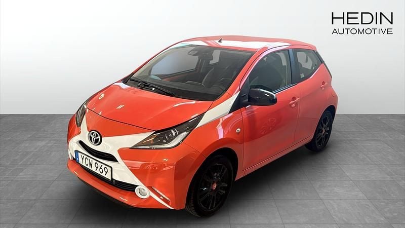 Orange Begagnad 2016 Toyota Aygo Halvkombi | 89 900 kr (Marknadspris) - Bild 1/4
